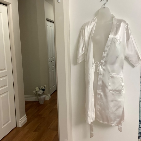 White Satin Robe Medium 34-36 bust near new - Picture 2 of 10